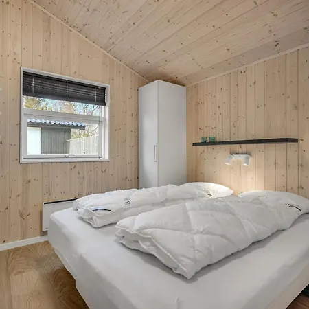 5 Bedroom Amazing In Glesborg