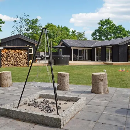 5 Bedroom Amazing In Glesborg