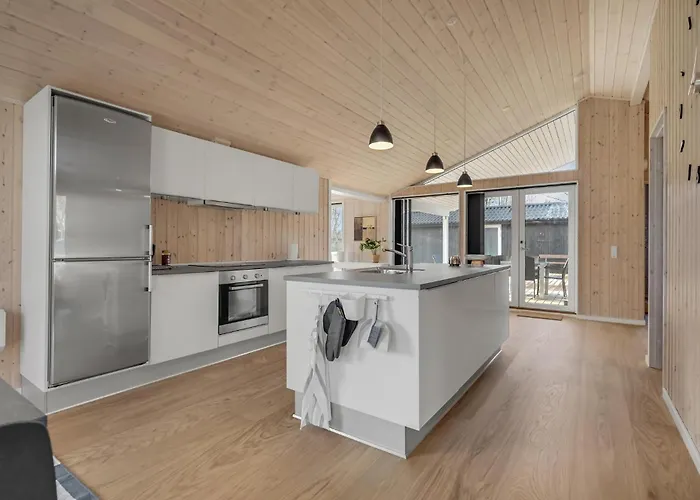 5 Bedroom Amazing In Casa vacanze Glesborg