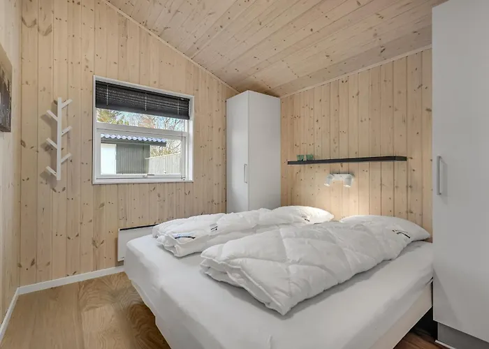 5 Bedroom Amazing In Glesborg