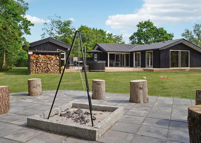 5 Bedroom Amazing In Glesborg